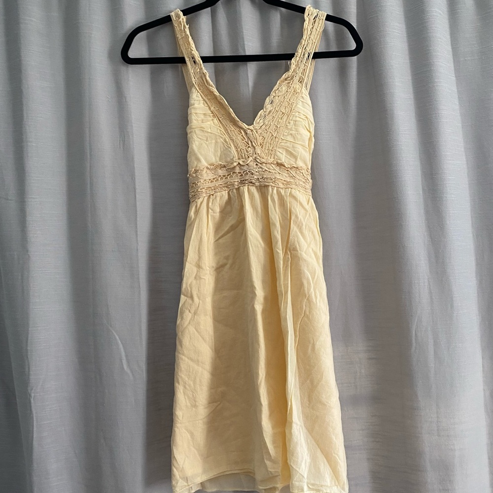 L Charlotte Russe light yellow knee length dress
